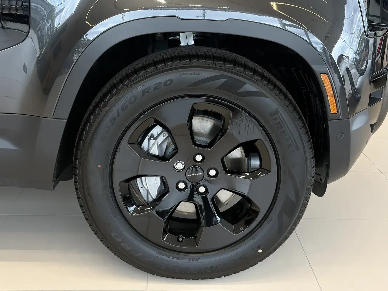 Land Rover Defender - Image 9