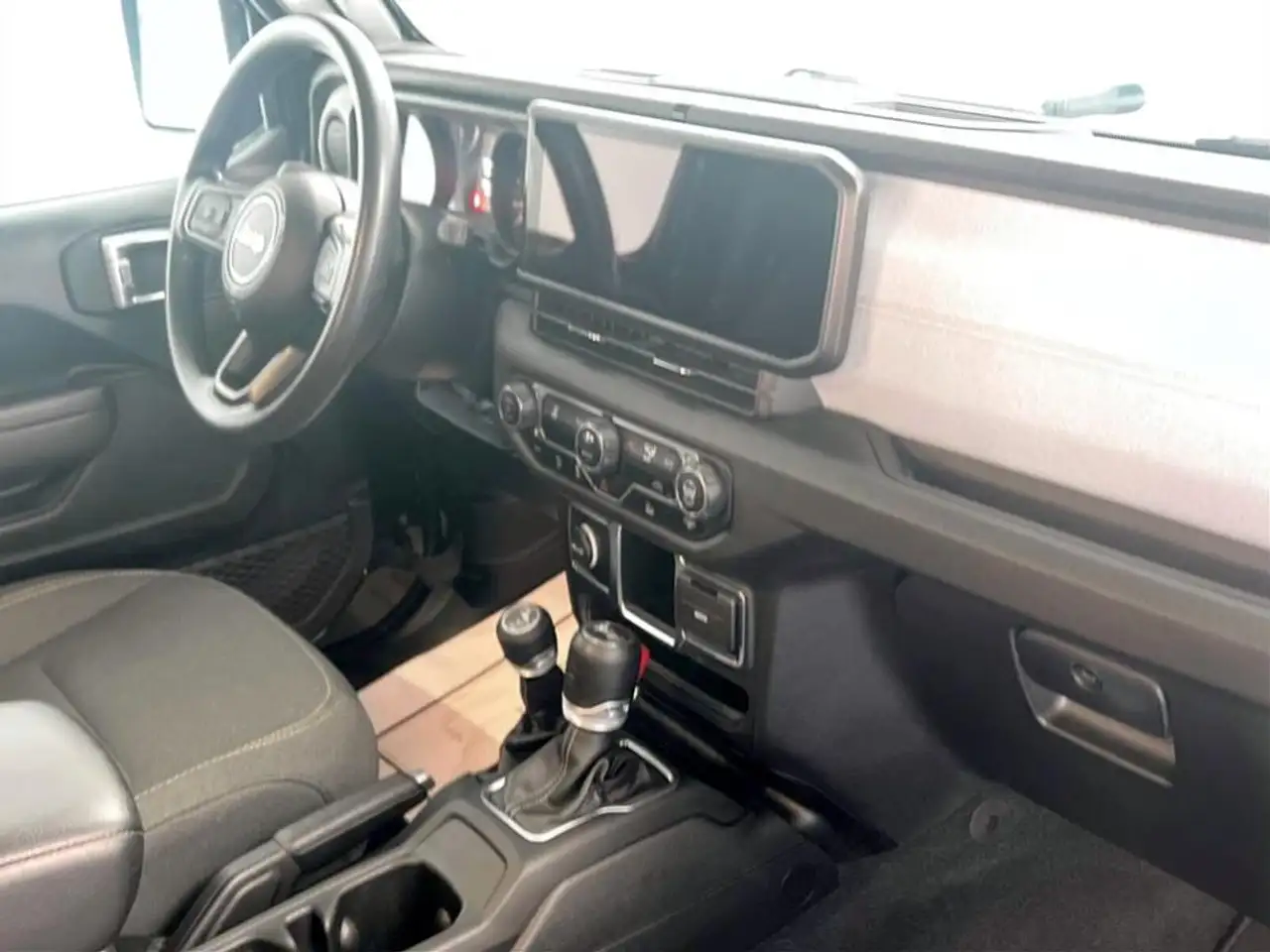 Jeep Wrangler - Image 12