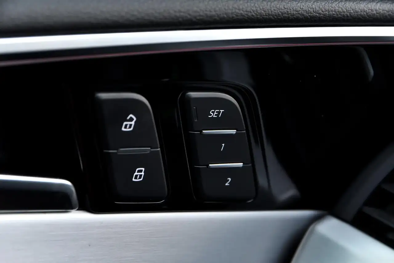 Audi A4 - Image 25