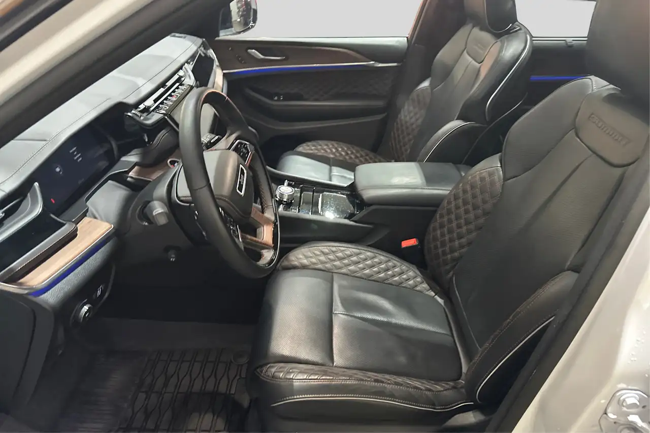 Jeep Grand Cherokee - Image 11