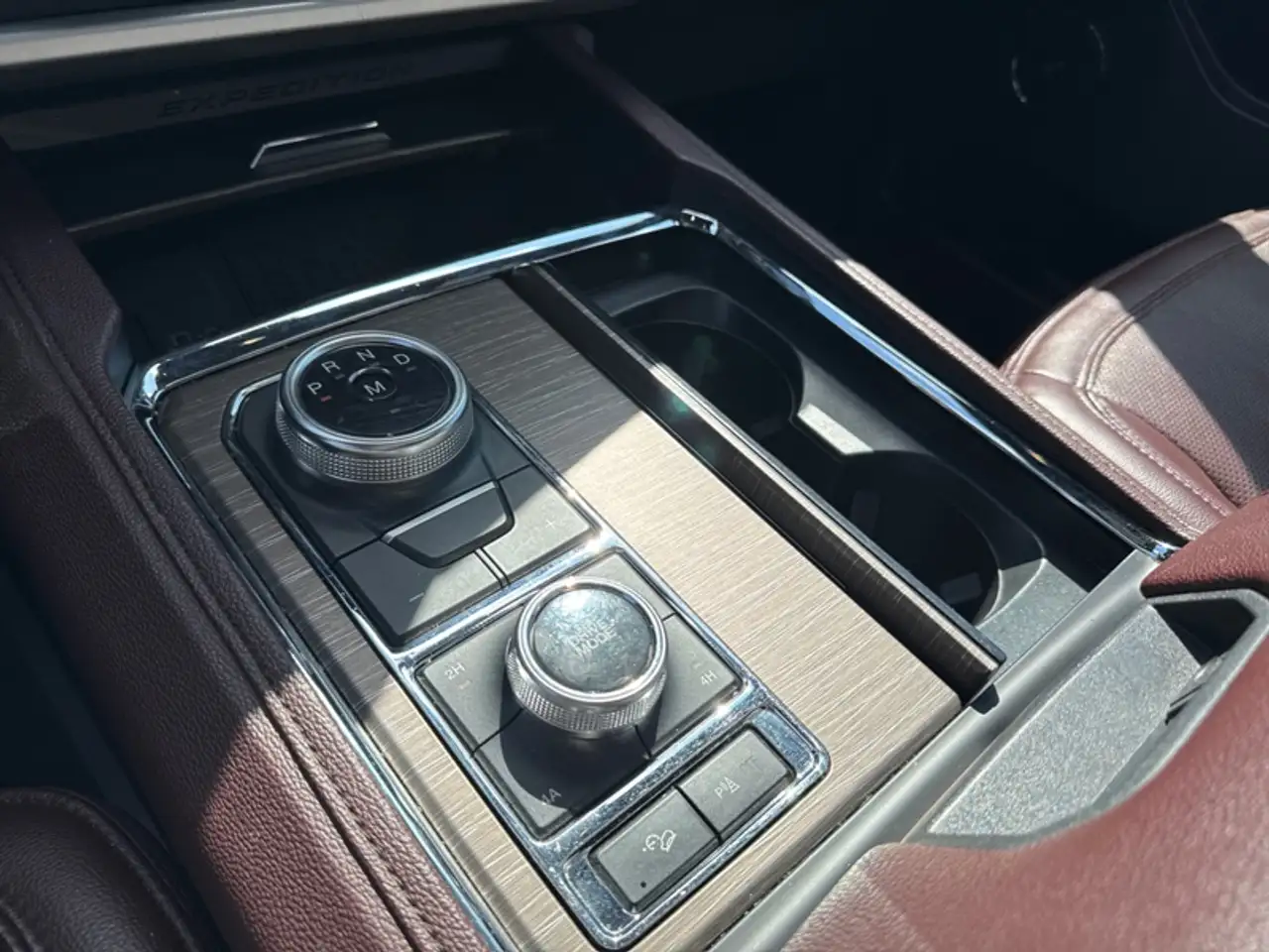 Ford Expedition - Image 19