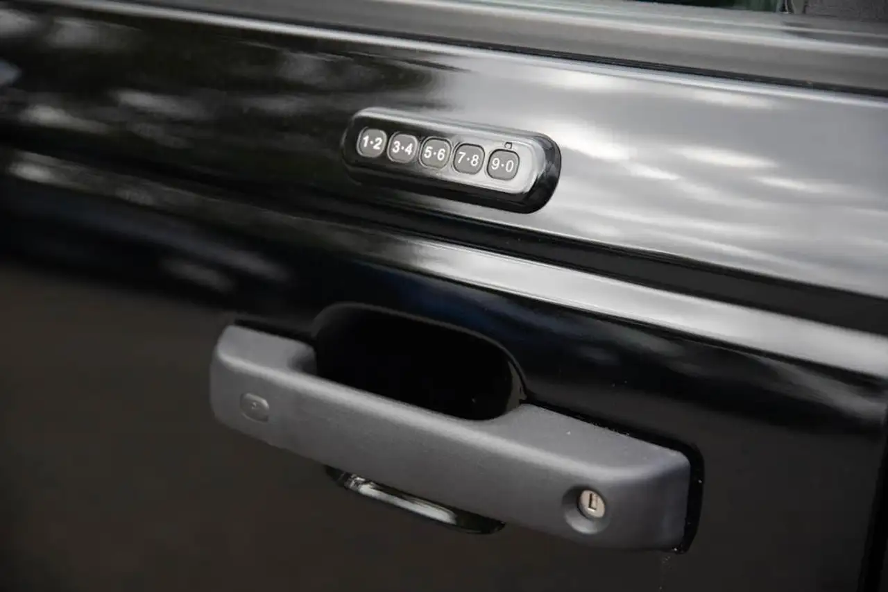 Ford Bronco - Image 11