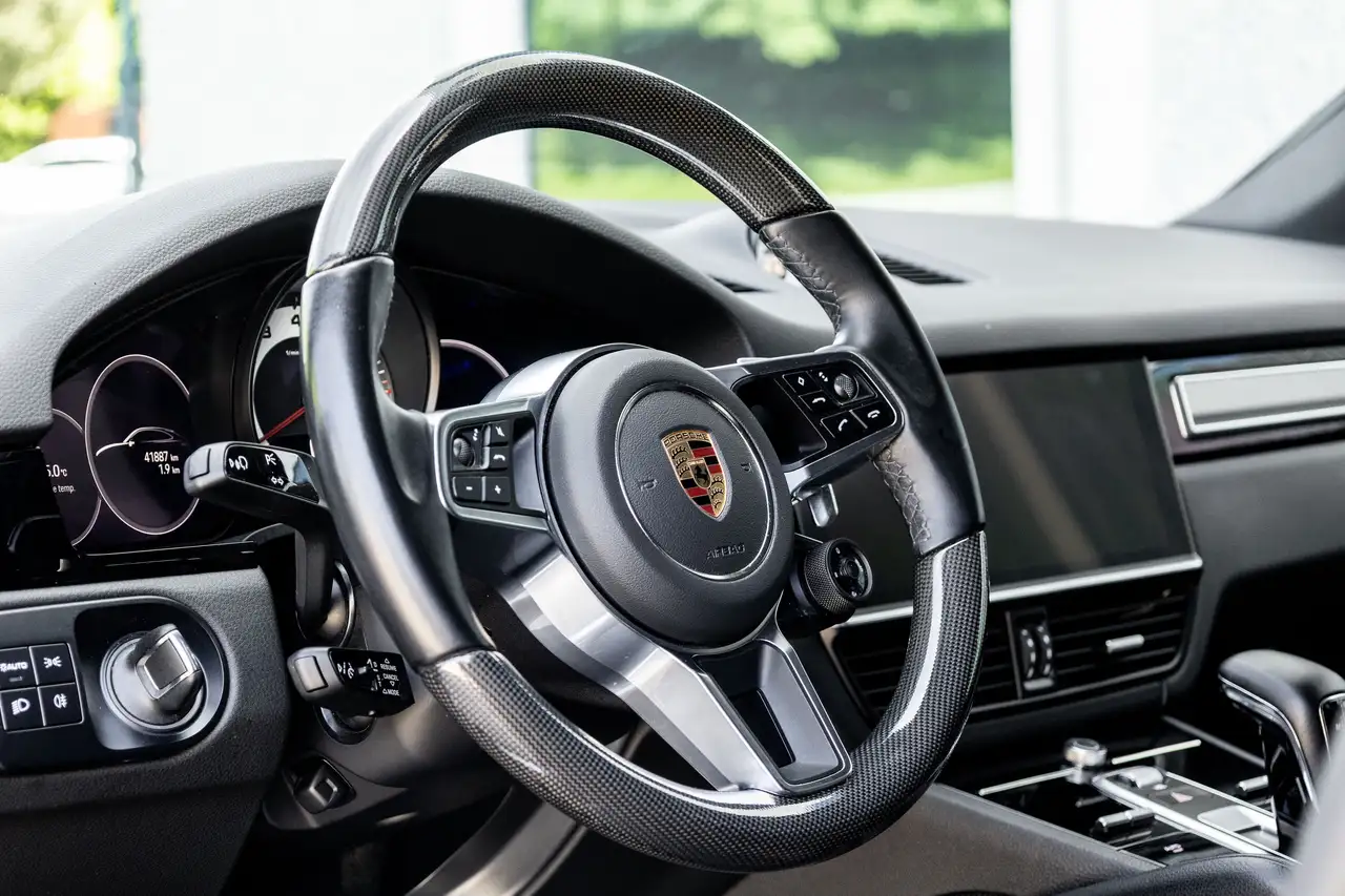 Porsche Cayenne - Image 23
