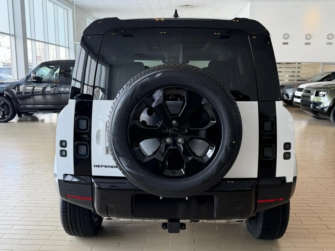 Land Rover Defender - Image 5