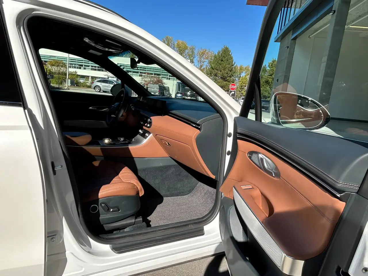 Genesis GV70 - Image 12