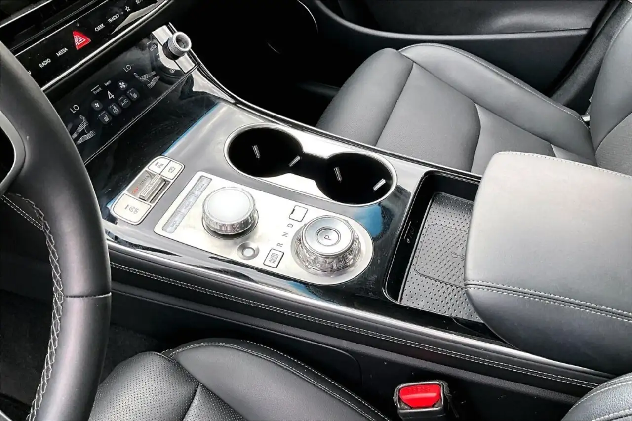Genesis GV70 - Image 17