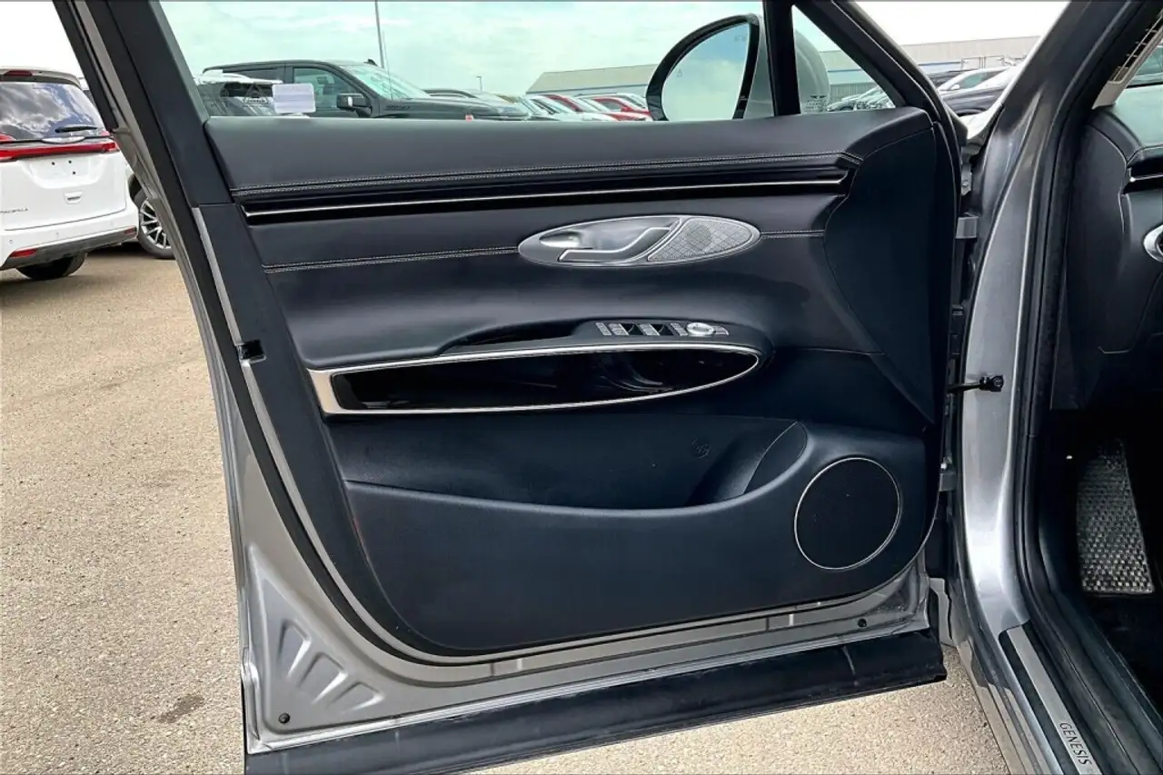 Genesis GV70 - Image 23