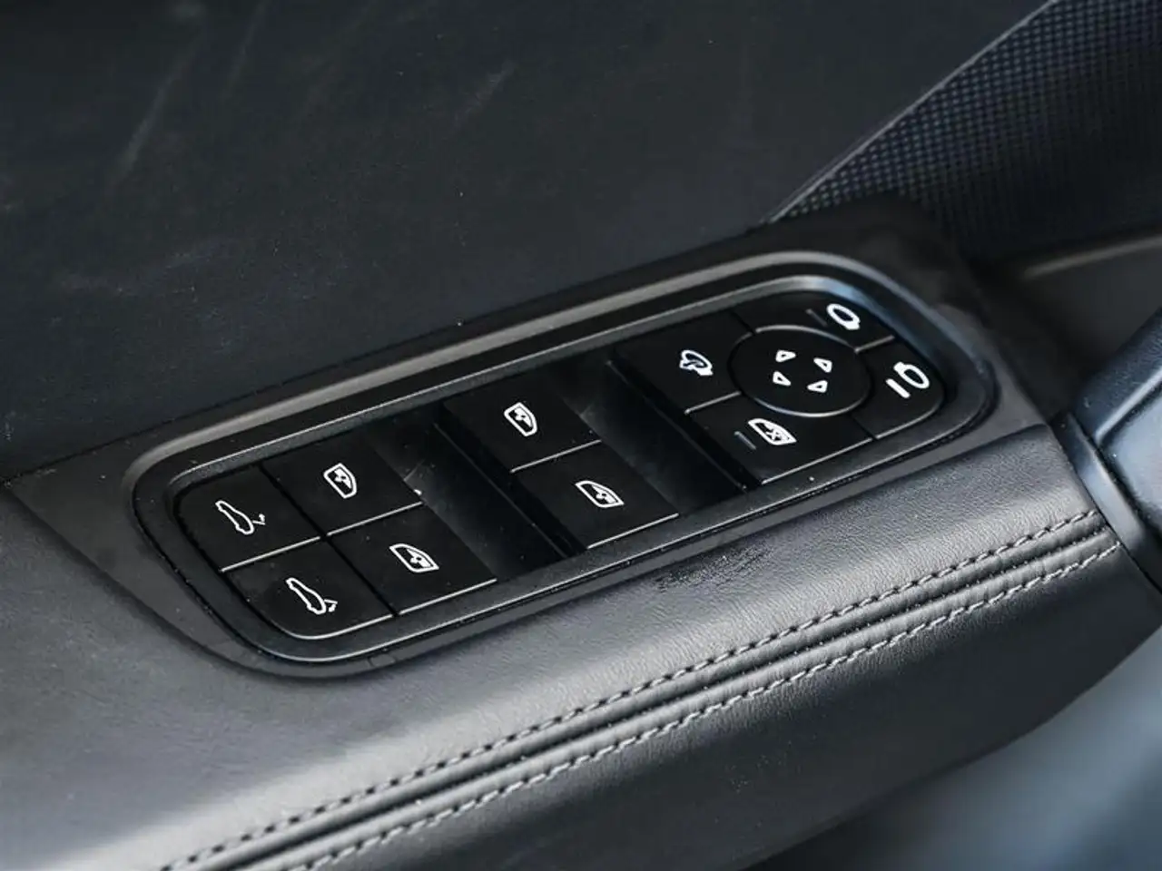 Porsche Cayenne - Image 12