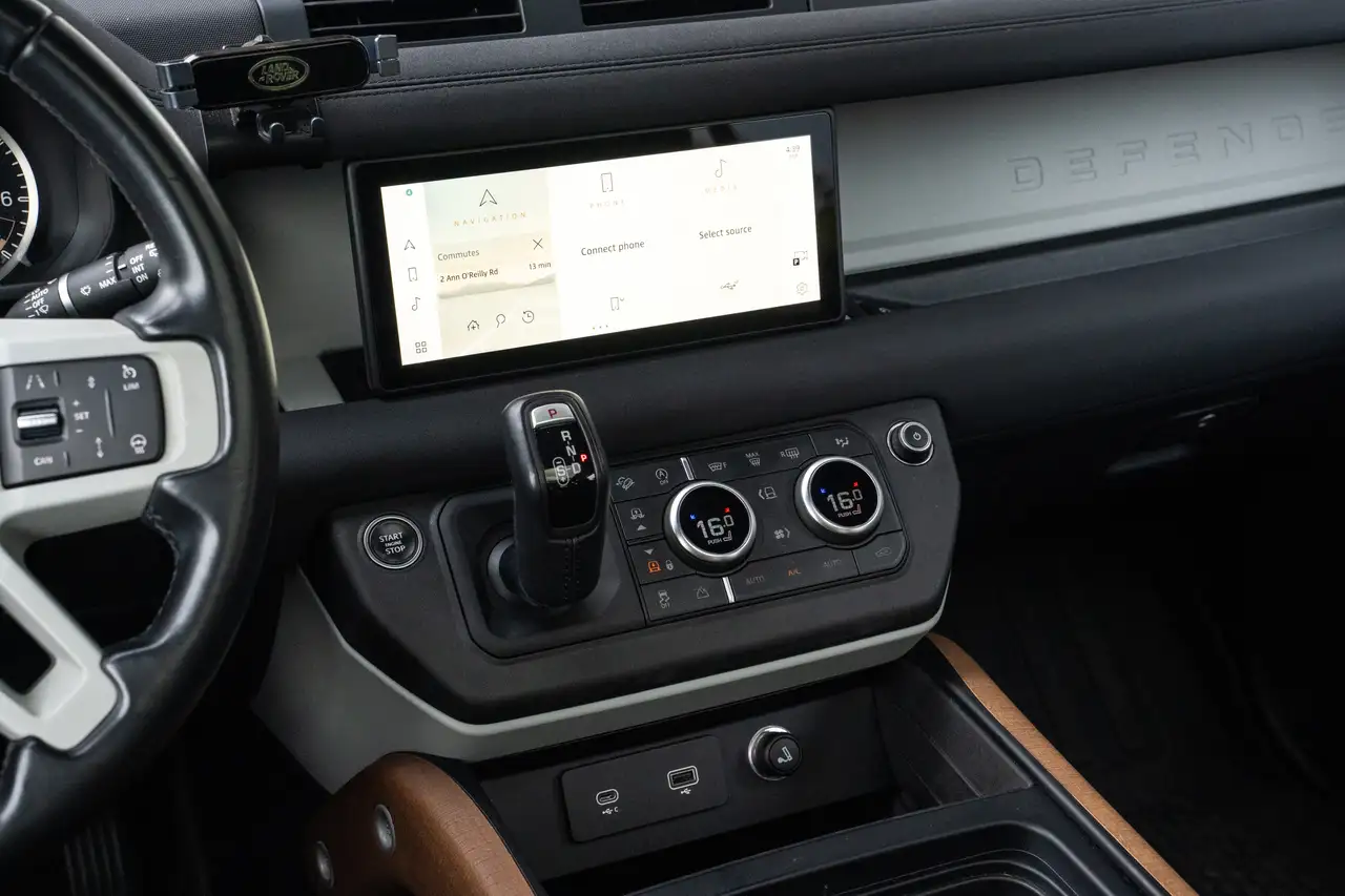 Land Rover Defender - Image 18