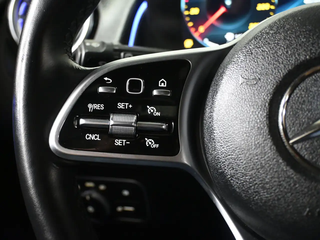 Mercedes-Benz GLB - Image 14