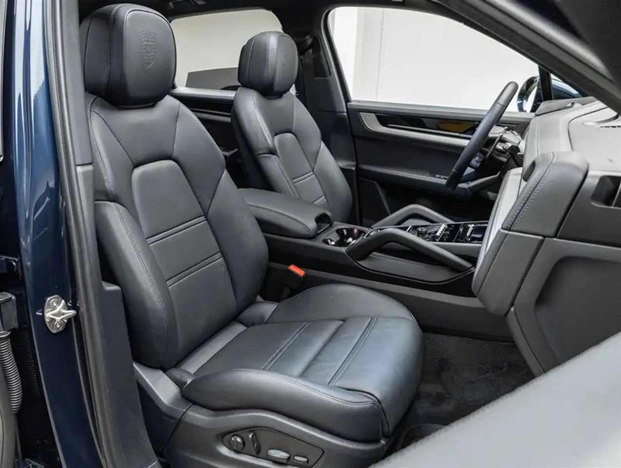 Porsche Cayenne - Image 35