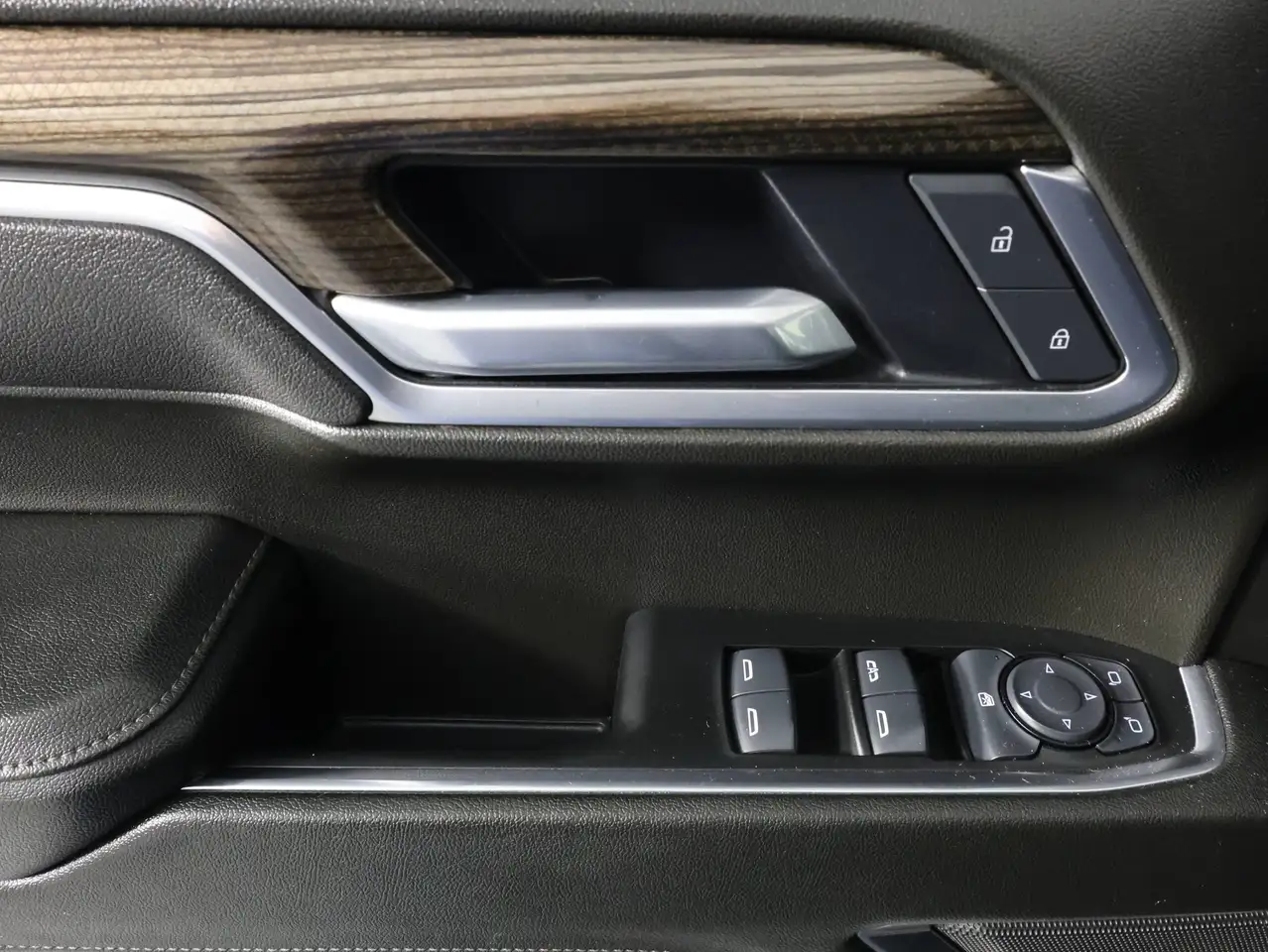 Chevrolet Silverado 1500 - Image 20