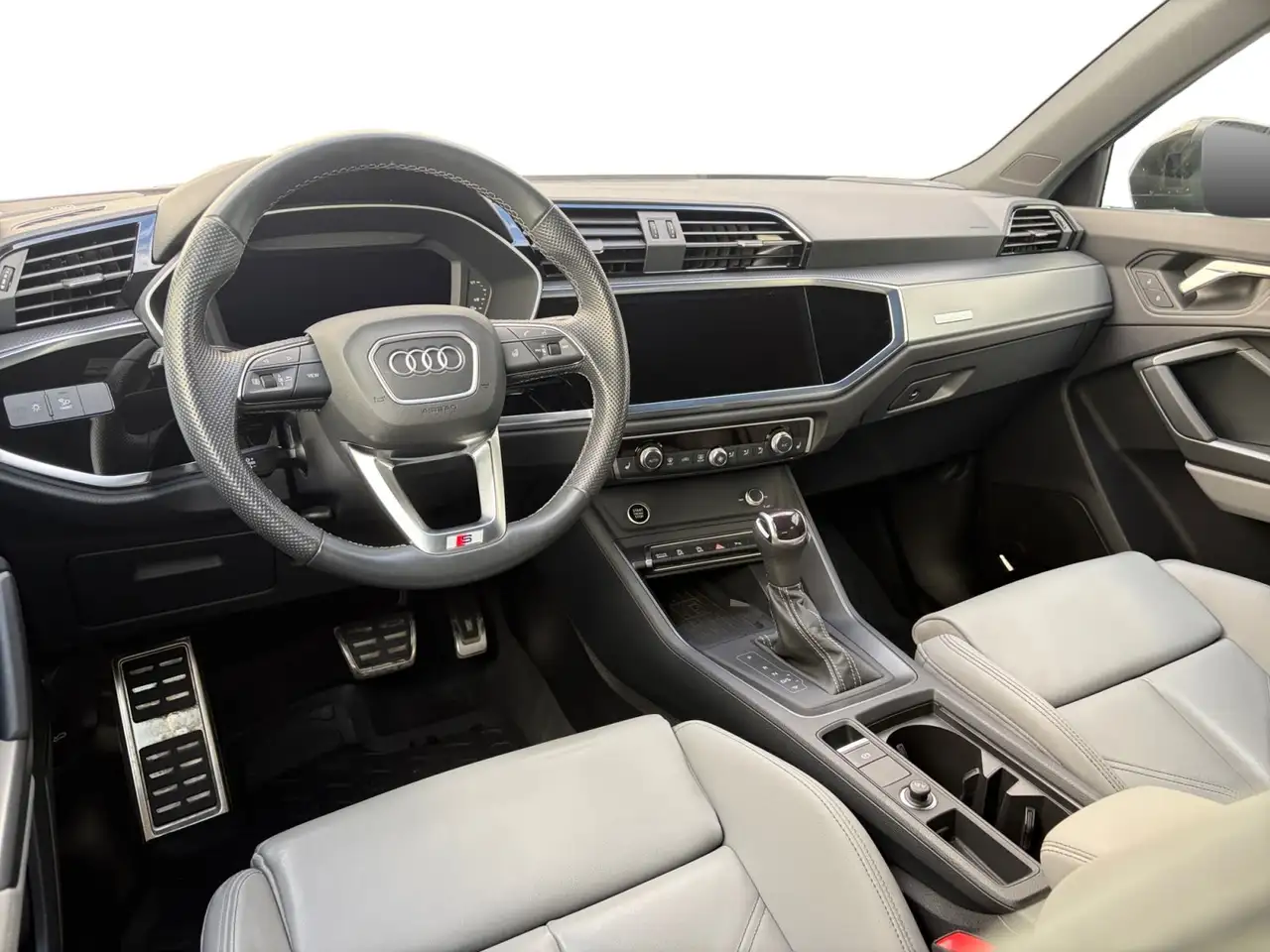 Audi Q3 - Image 11