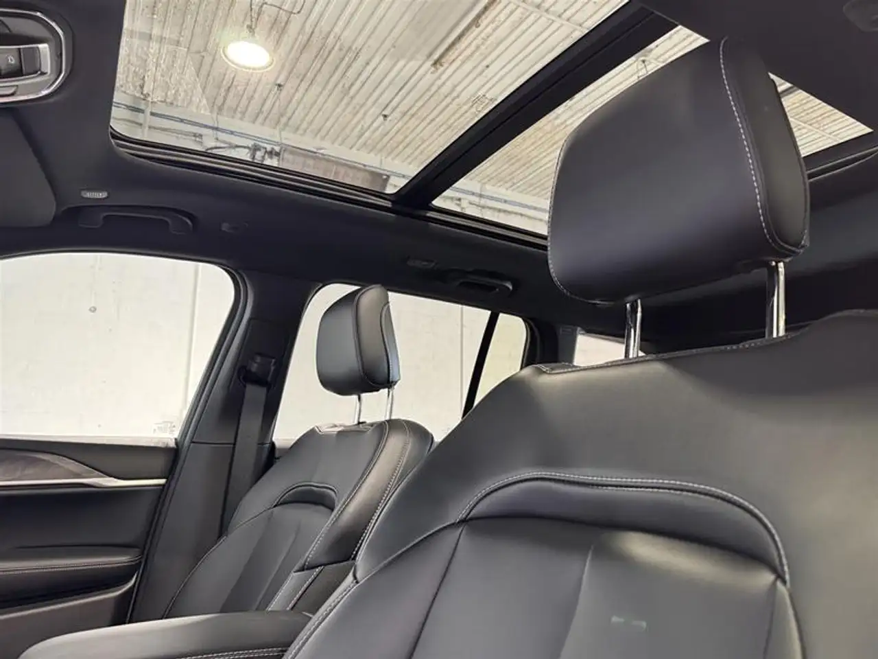 Jeep Grand Cherokee - Image 11