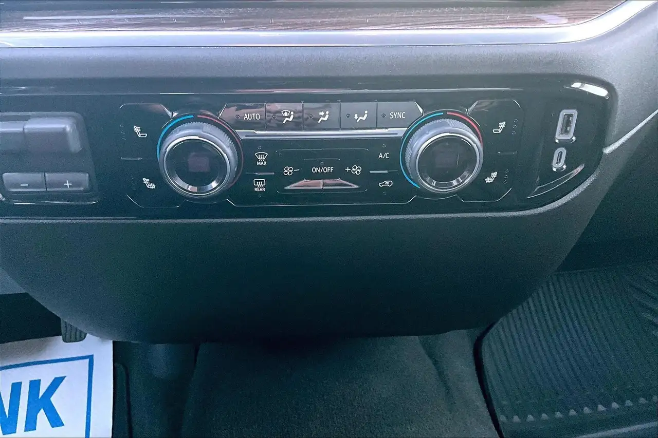 Chevrolet Silverado 1500 - Image 18