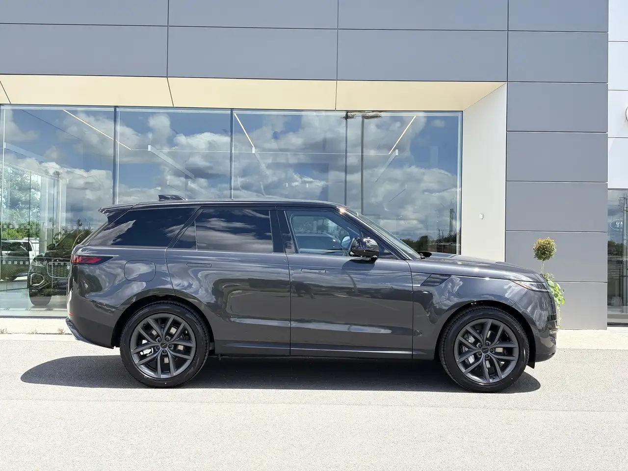 Land Rover Range Rover Sport - Image 7