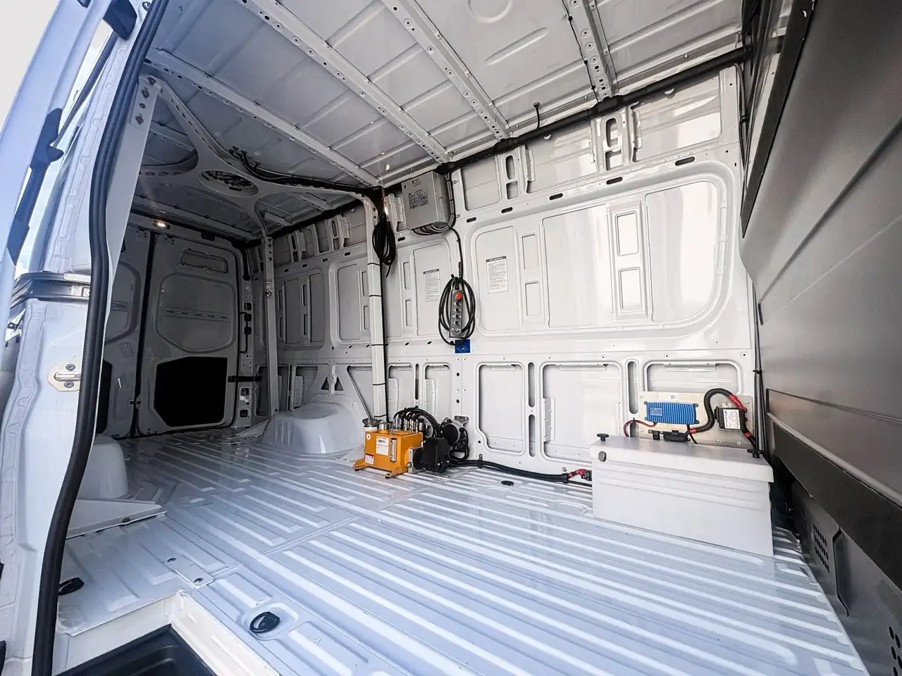 Mercedes-Benz Sprinter - Image 10