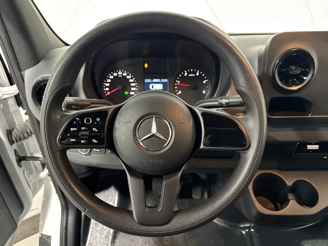 Mercedes-Benz Sprinter - Image 10