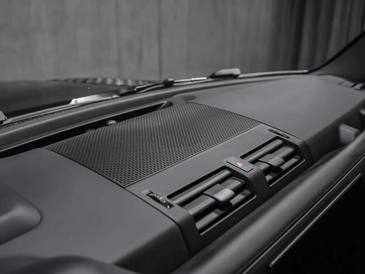 Land Rover Defender - Image 13