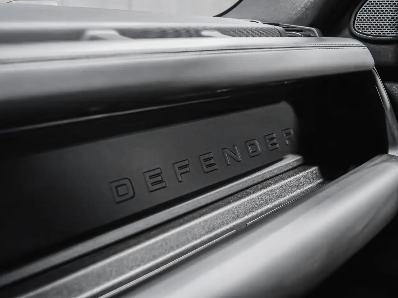 Land Rover Defender - Image 23