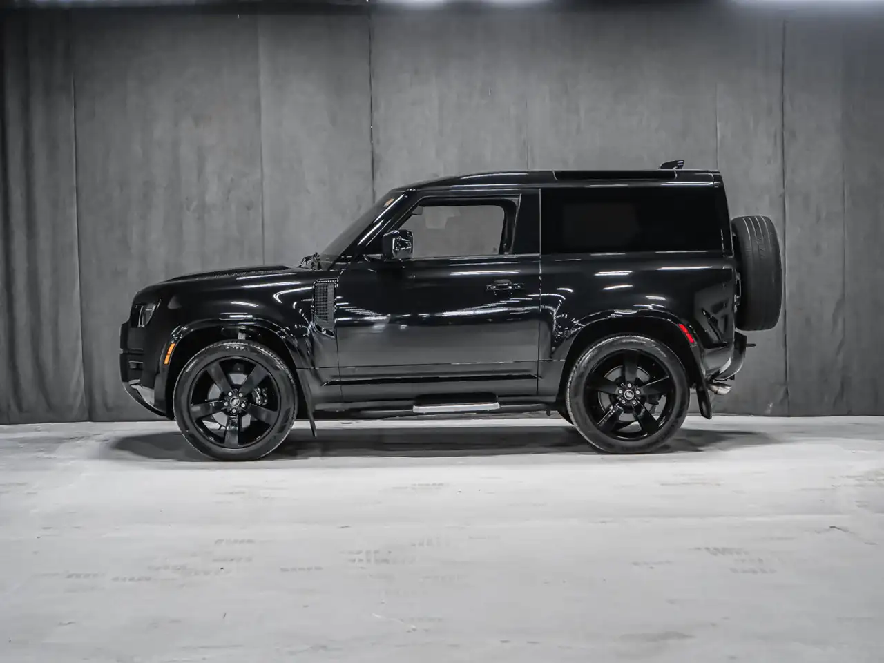 Land Rover Defender - Image 3