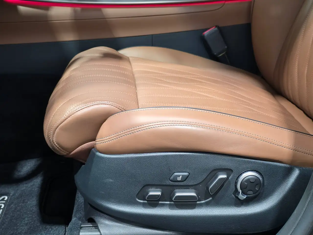 Genesis GV70 - Image 18