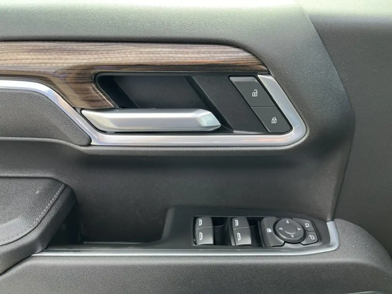 Chevrolet Silverado 1500 - Image 18
