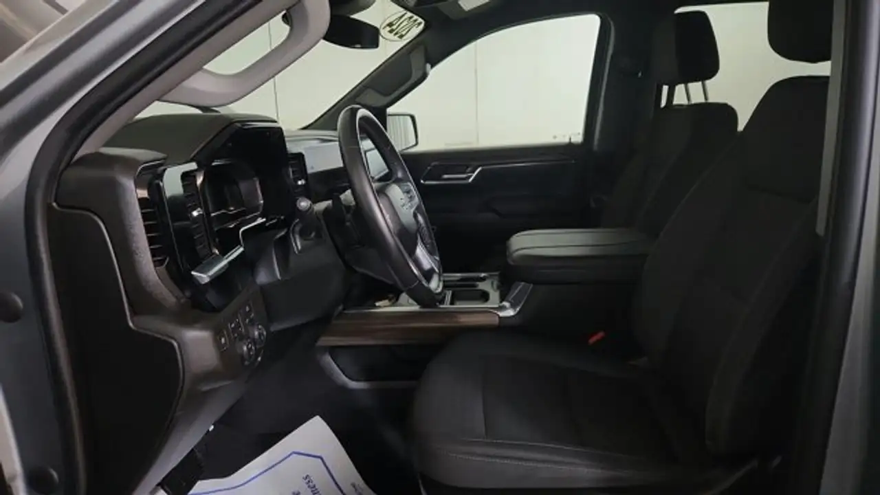Chevrolet Silverado 1500 - Image 18