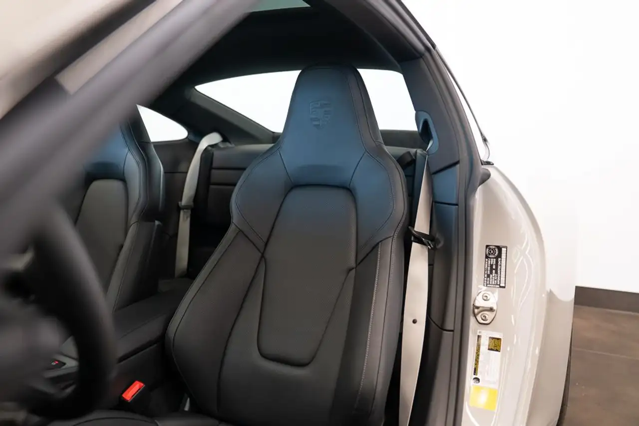 Porsche 911 - Image 19