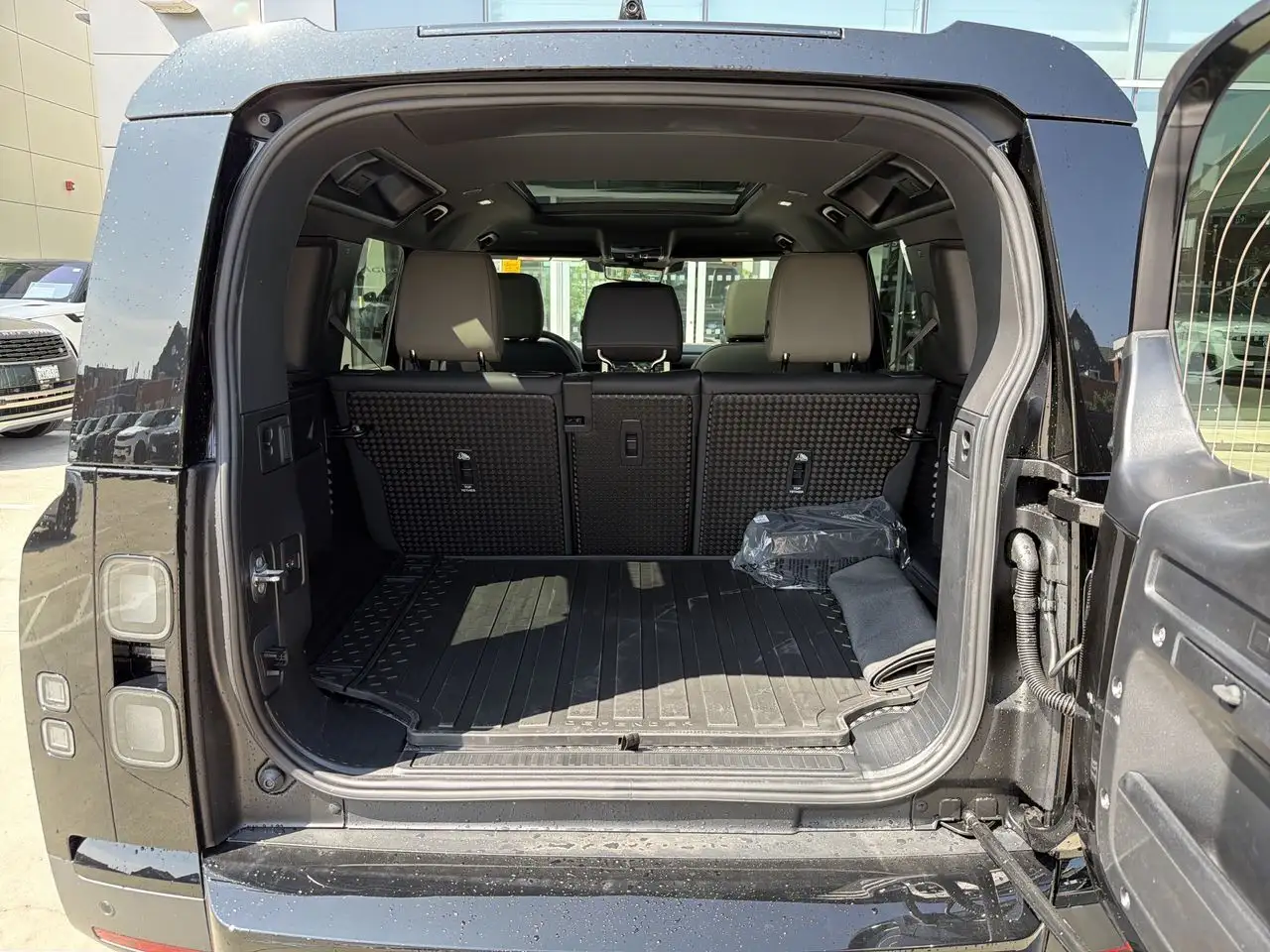 Land Rover Defender - Image 24