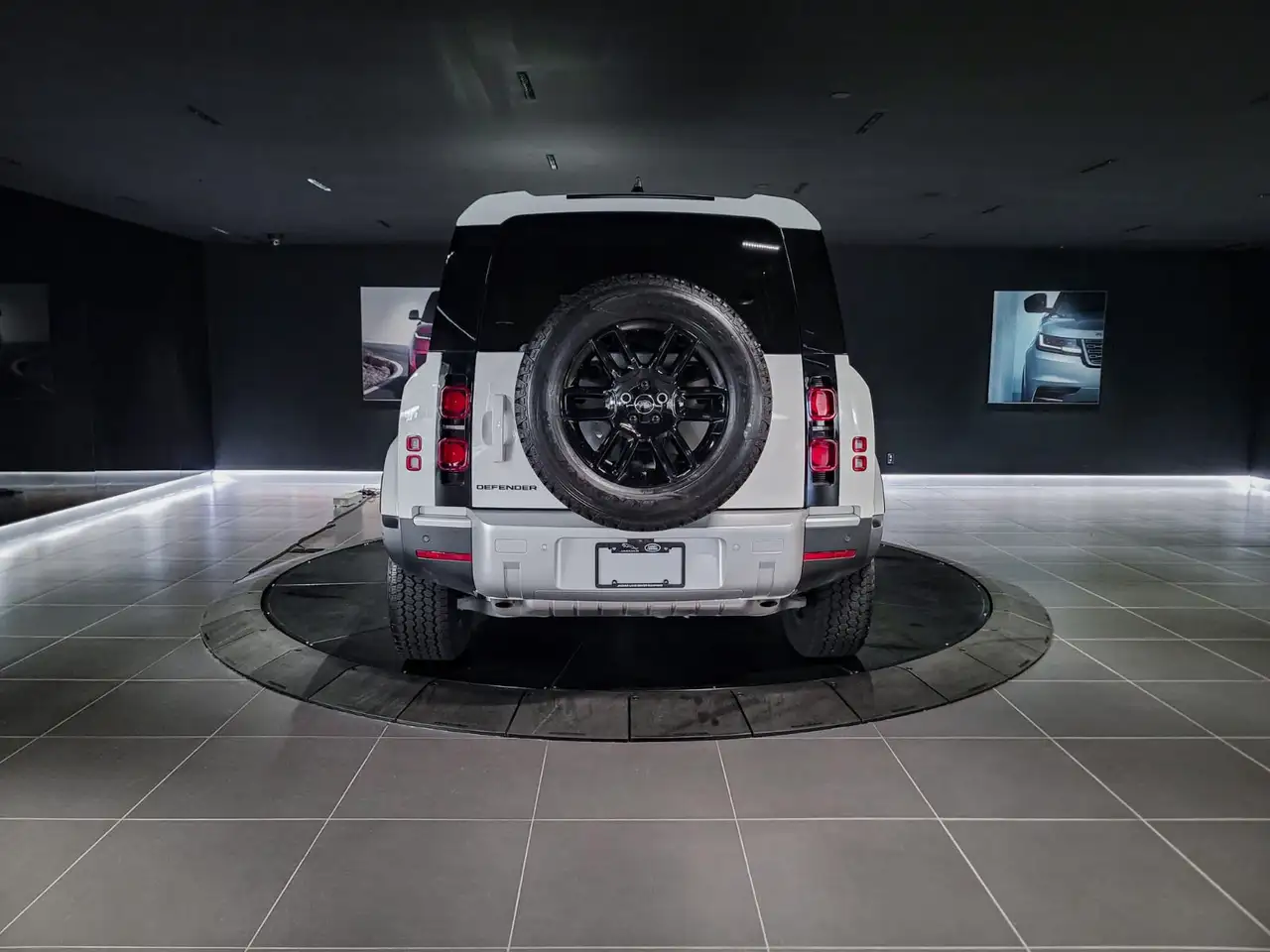 Land Rover Defender - Image 6