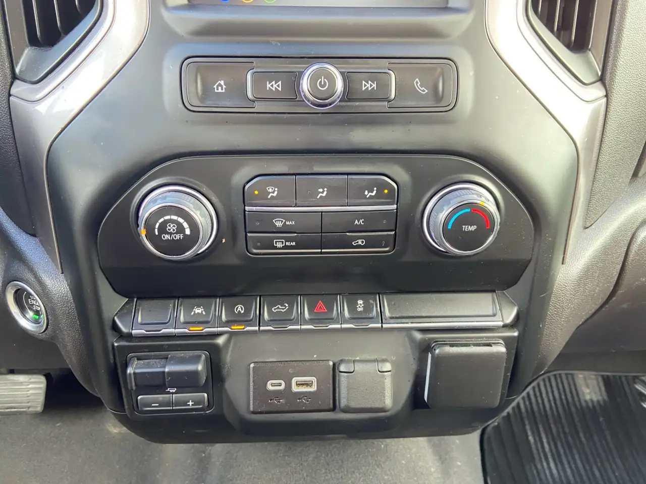 Chevrolet Silverado 1500 - Image 22