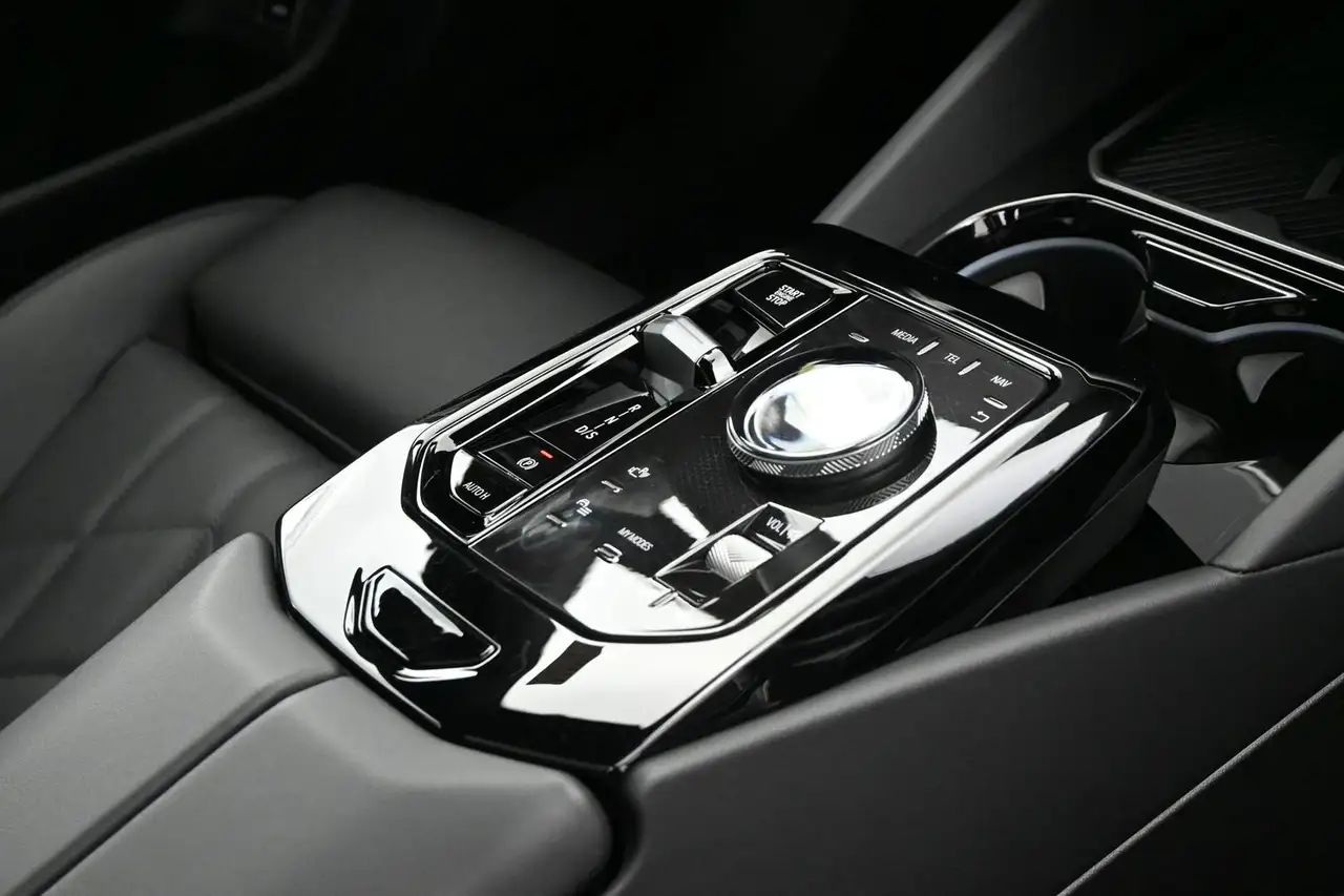 BMW 5 Series - Image 32