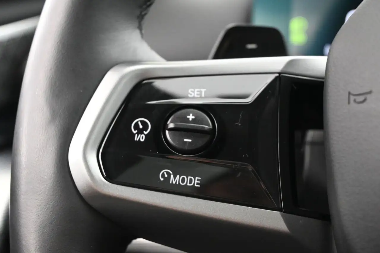 BMW 5 Series - Image 10