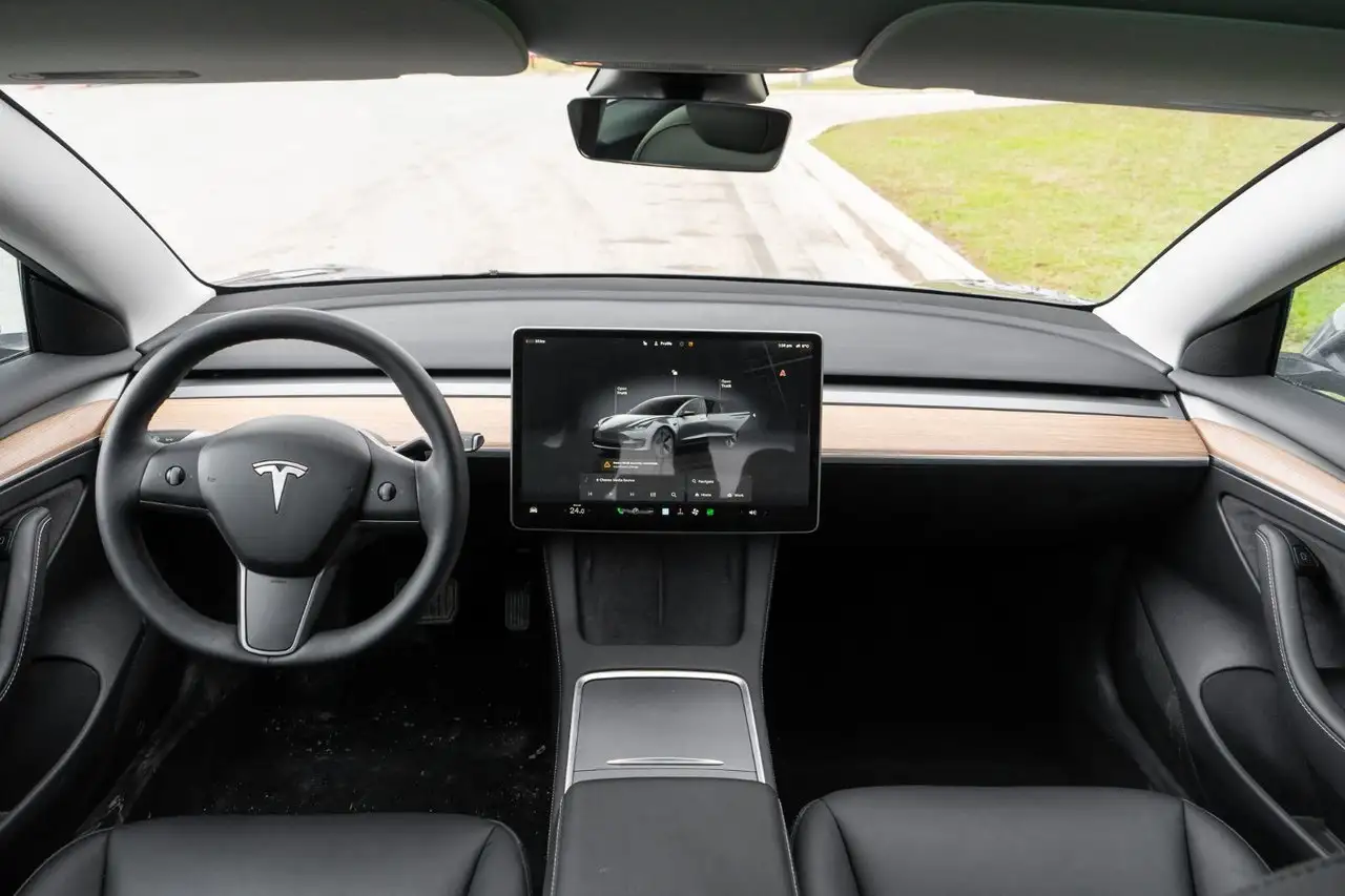 Tesla Model 3 - Image 7