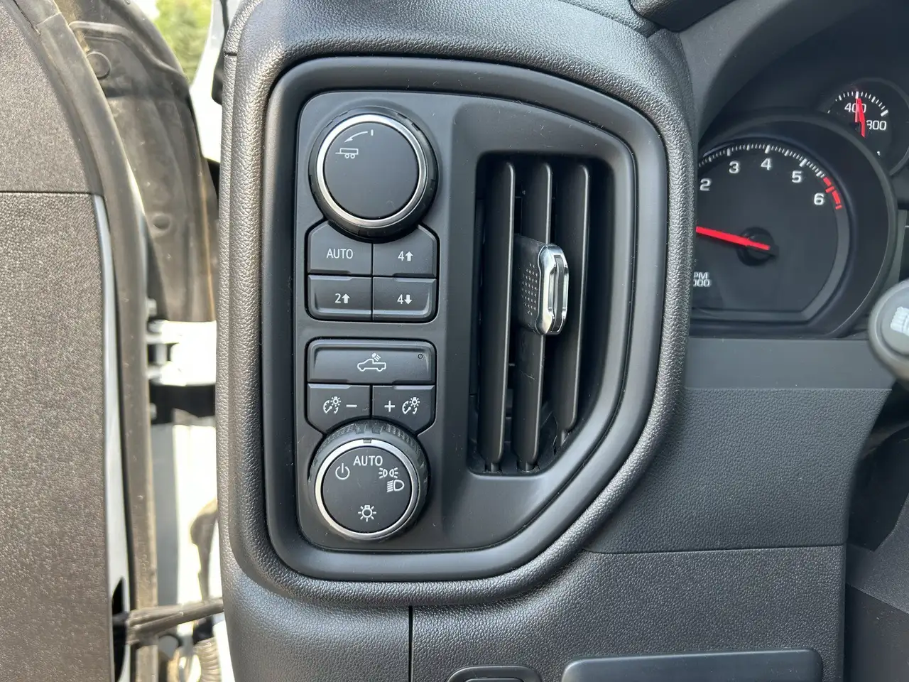 Chevrolet Silverado 1500 - Image 18