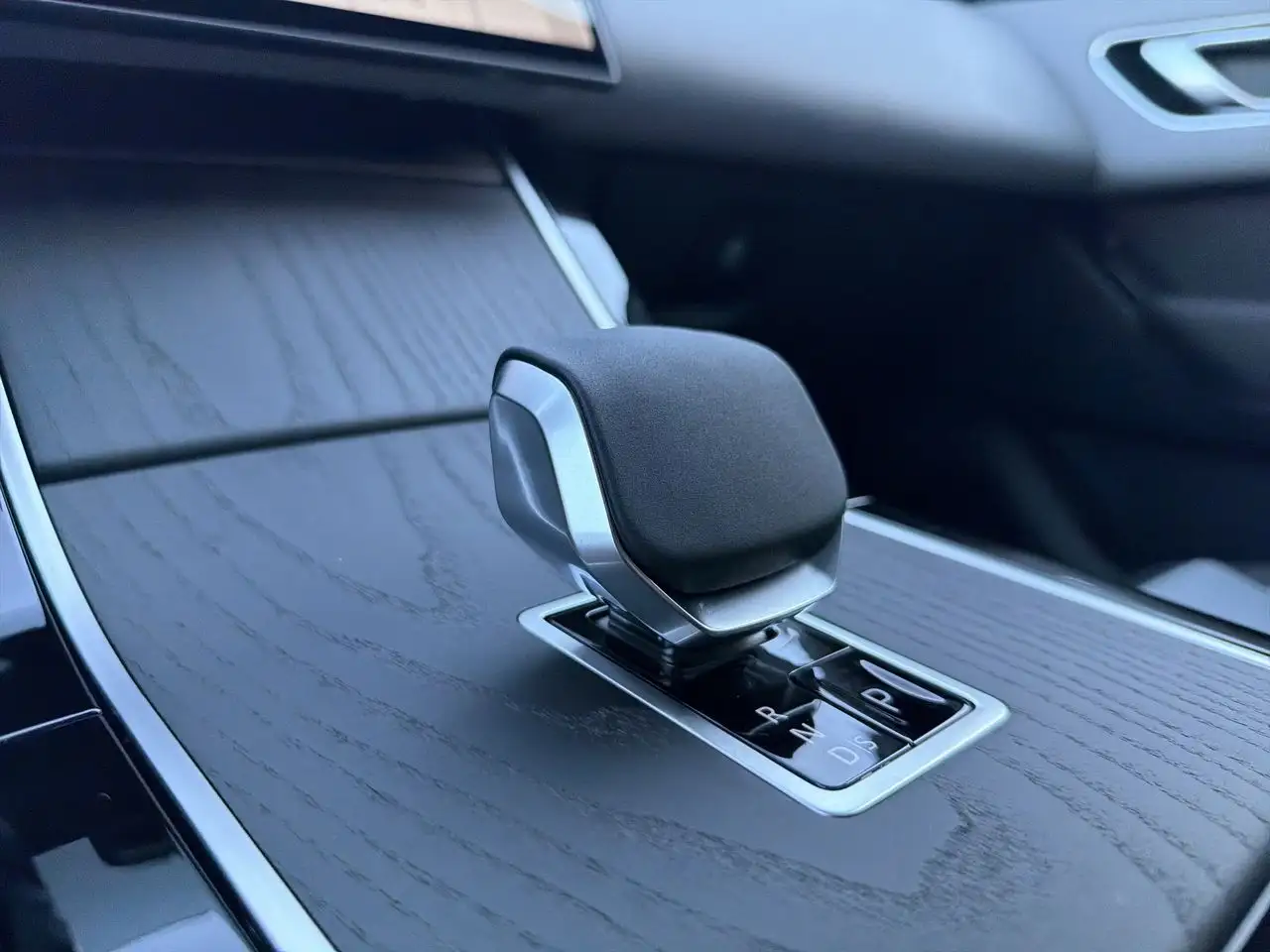 Land Rover Range Rover Velar - Image 17