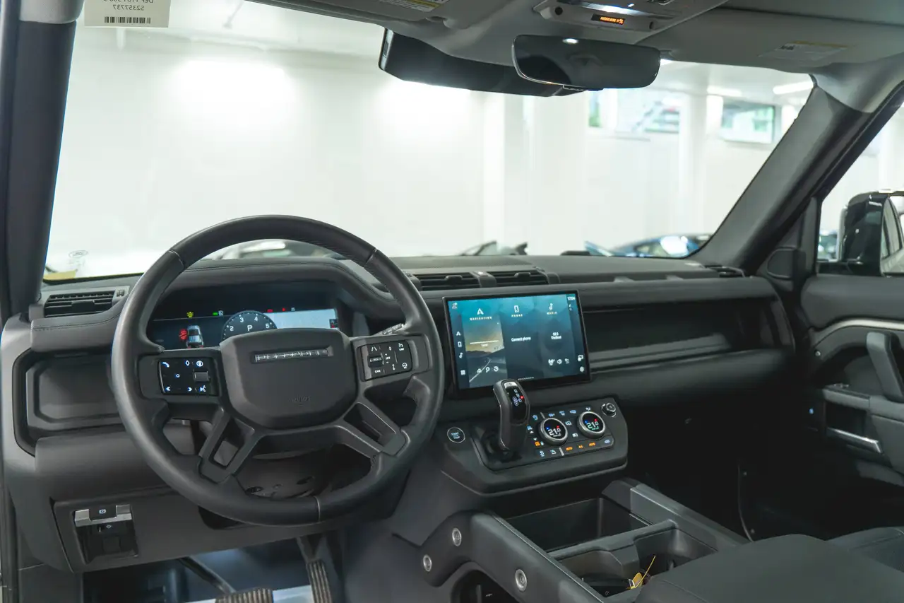Land Rover Defender - Image 10