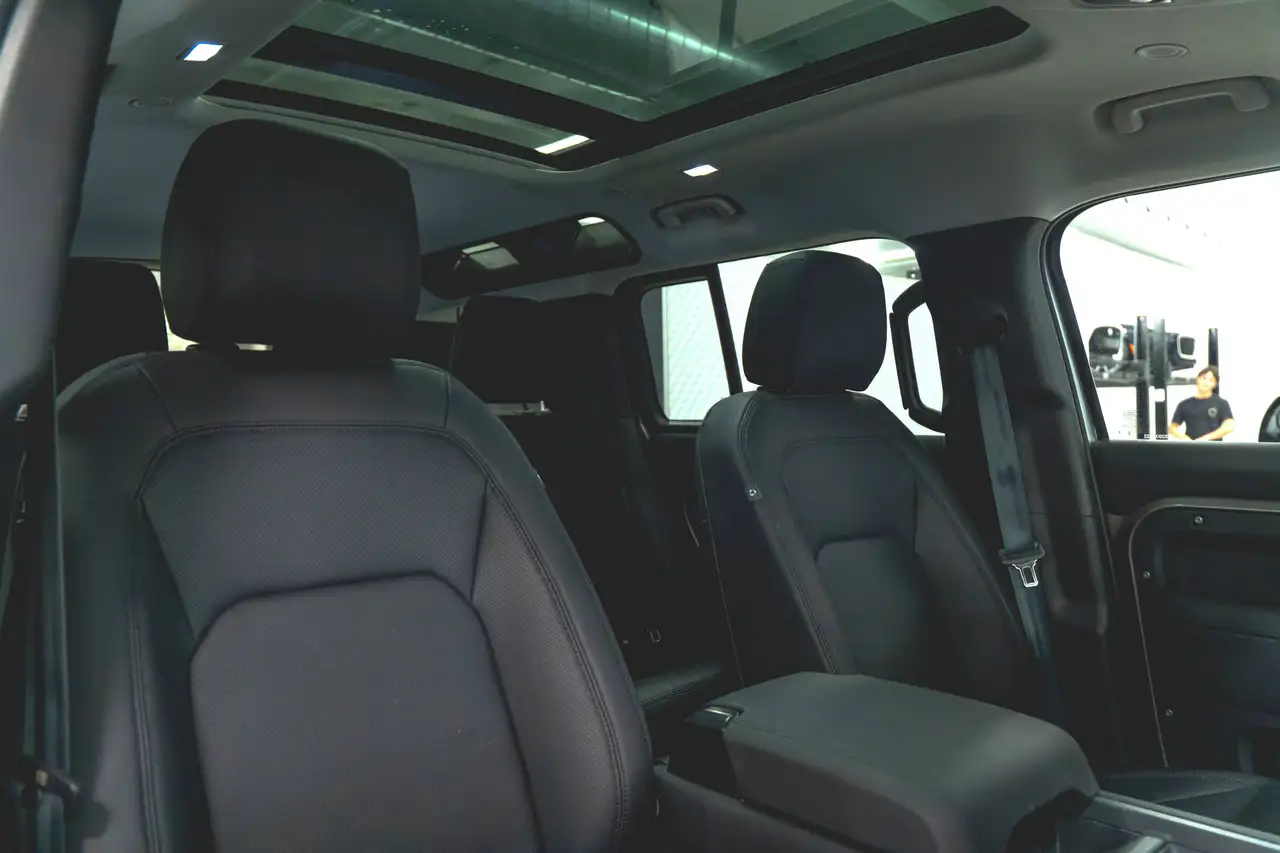 Land Rover Defender - Image 3
