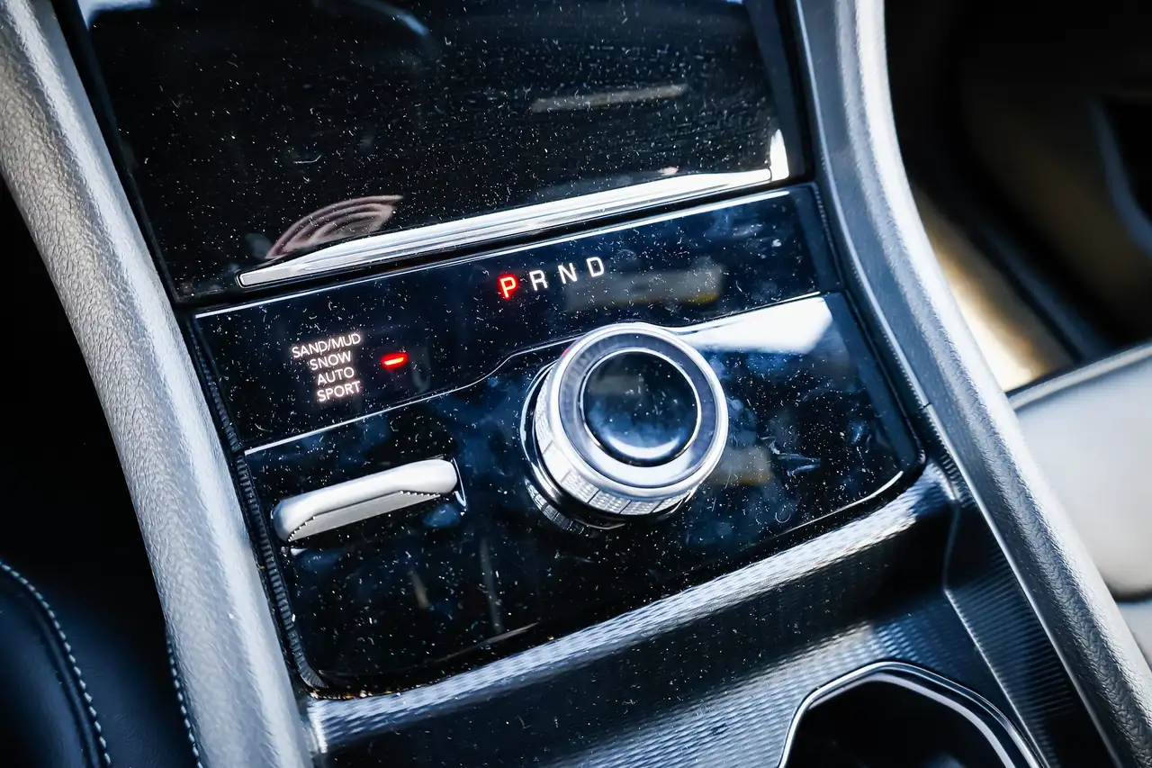 Jeep Grand Cherokee - Image 21