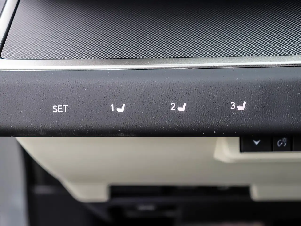 Lexus ES - Image 23