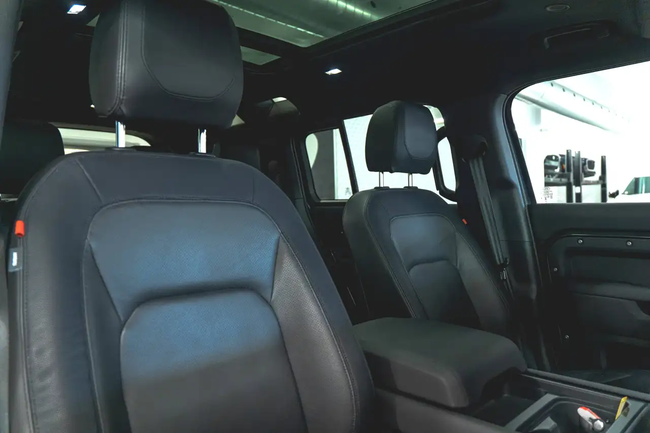 Land Rover Defender - Image 3