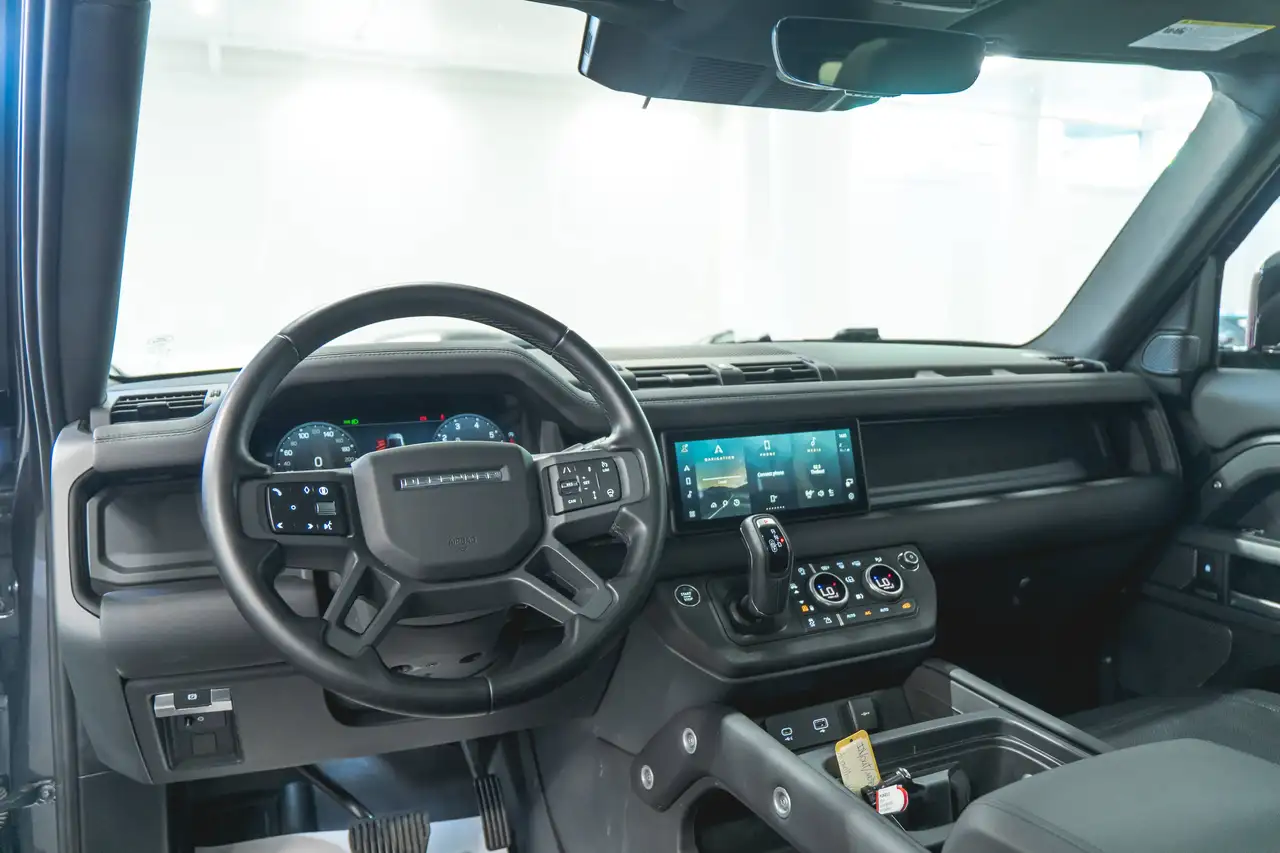 Land Rover Defender - Image 10