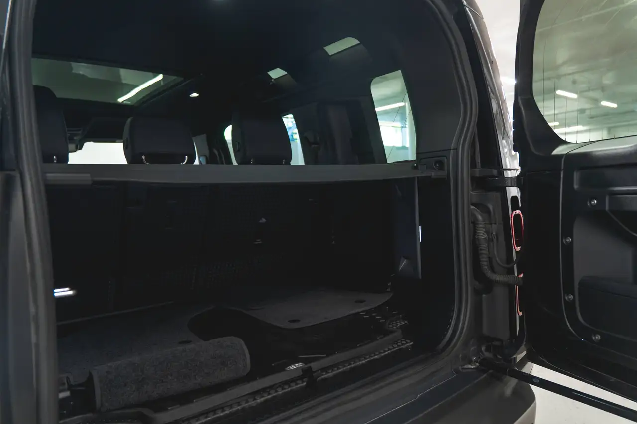 Land Rover Defender - Image 17