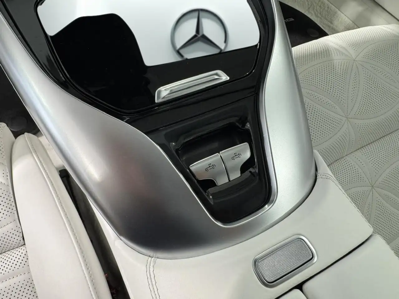 Mercedes-Benz Maybach - Image 19