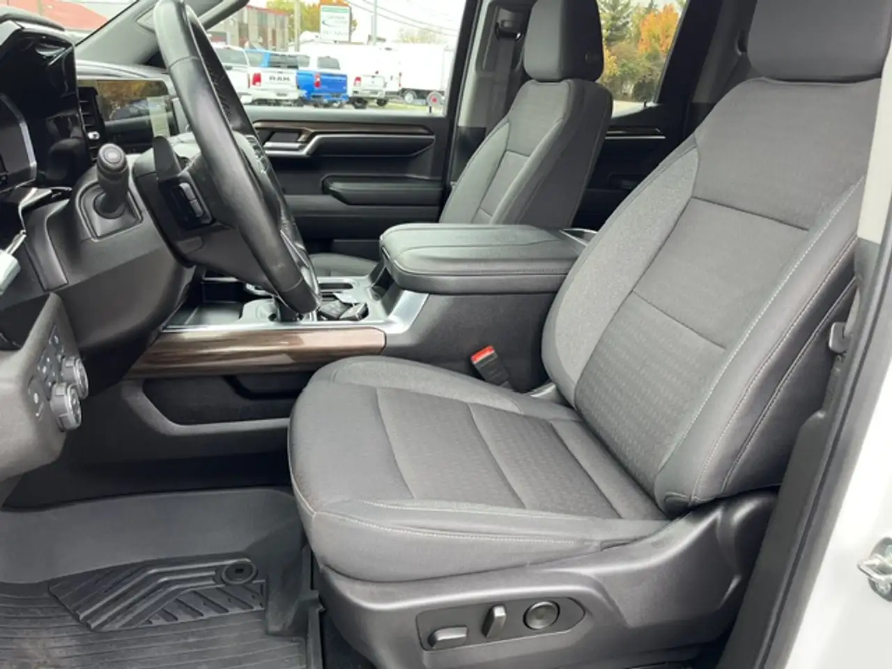 Chevrolet Silverado 1500 - Image 8