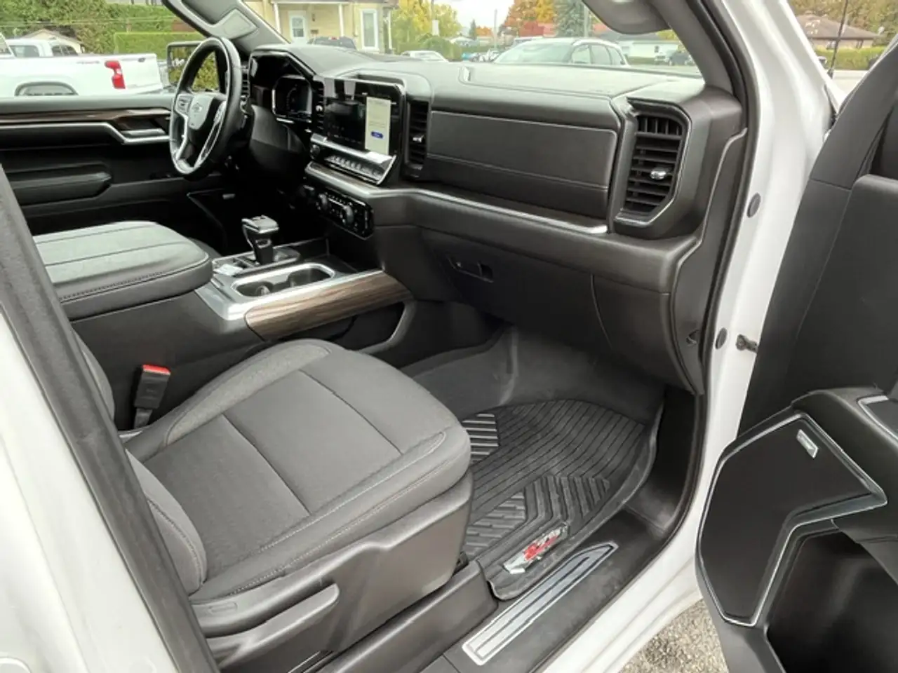 Chevrolet Silverado 1500 - Image 10