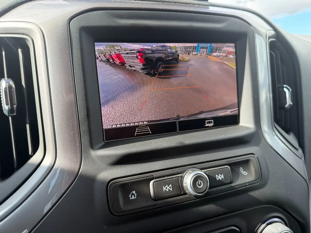 Chevrolet Silverado 1500 - Image 21