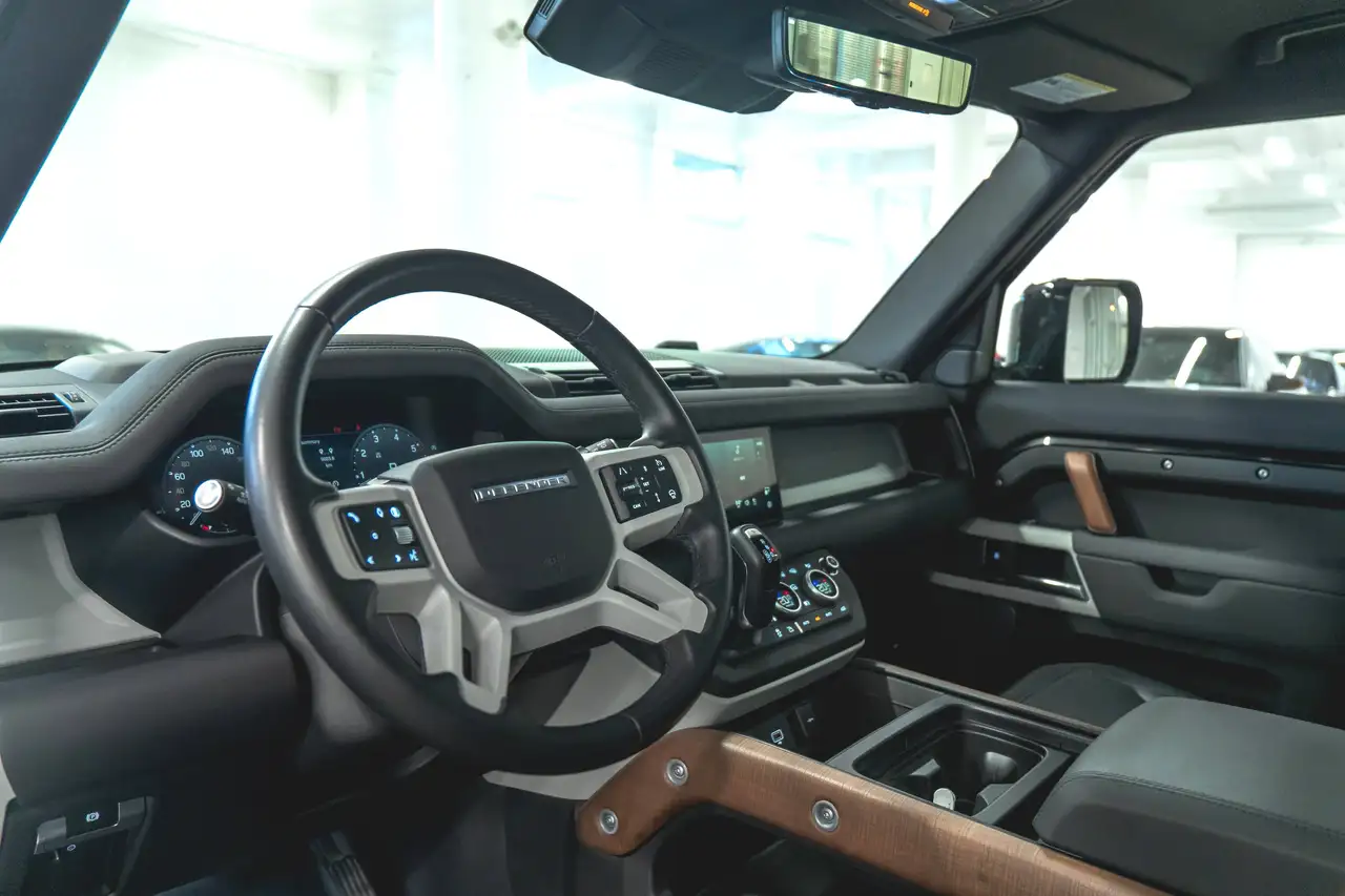 Land Rover Defender - Image 2