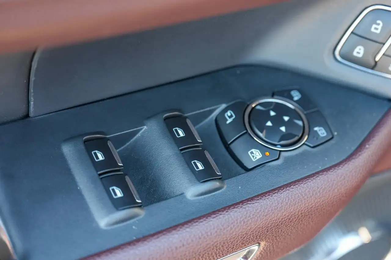 Ford Expedition - Image 17